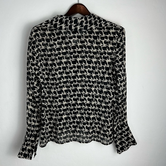 Leaf pattern design Long sleeve button 100% silk weight top byINC Top Si… - Picture 4 of 5